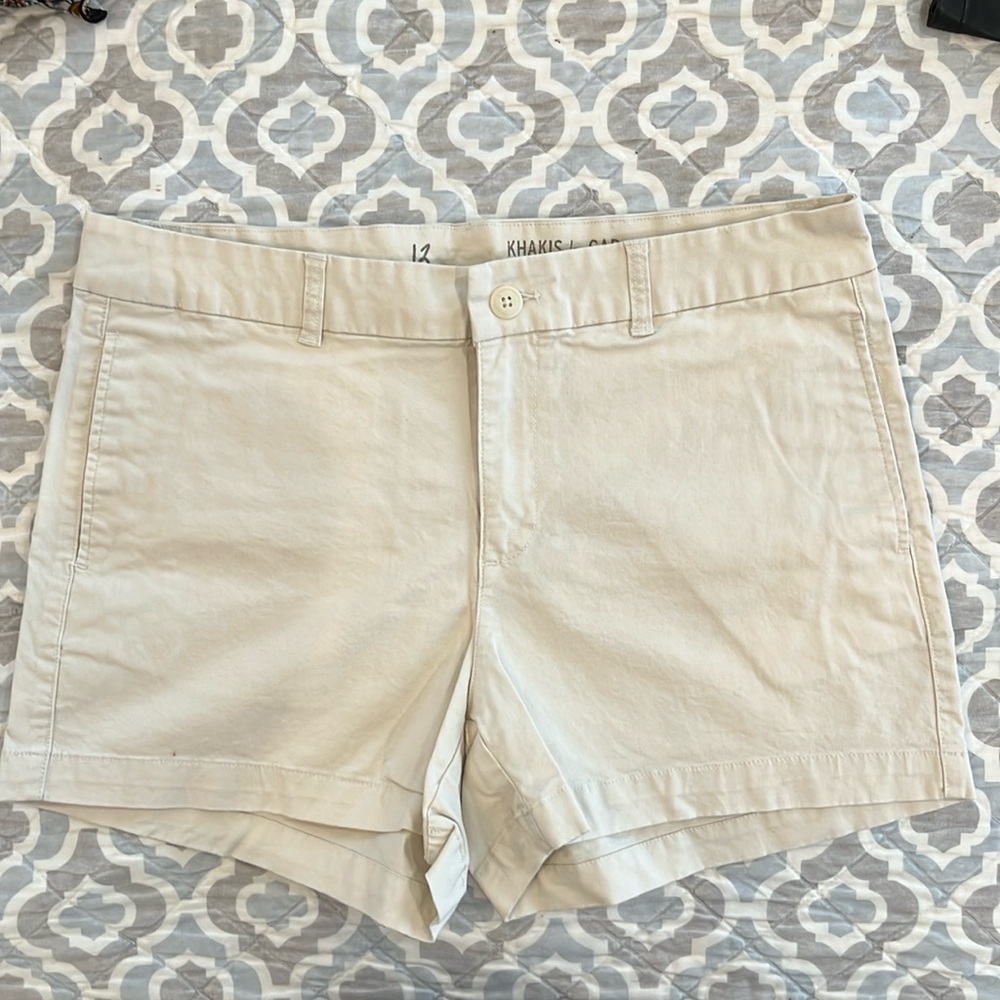 Gap size 12 khaki shorts in very good condition